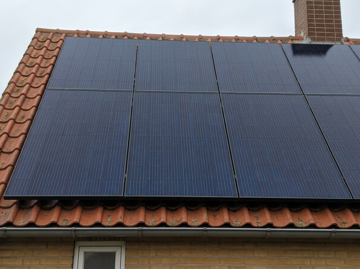 Samme solceller rene og mørke efter solcellevask